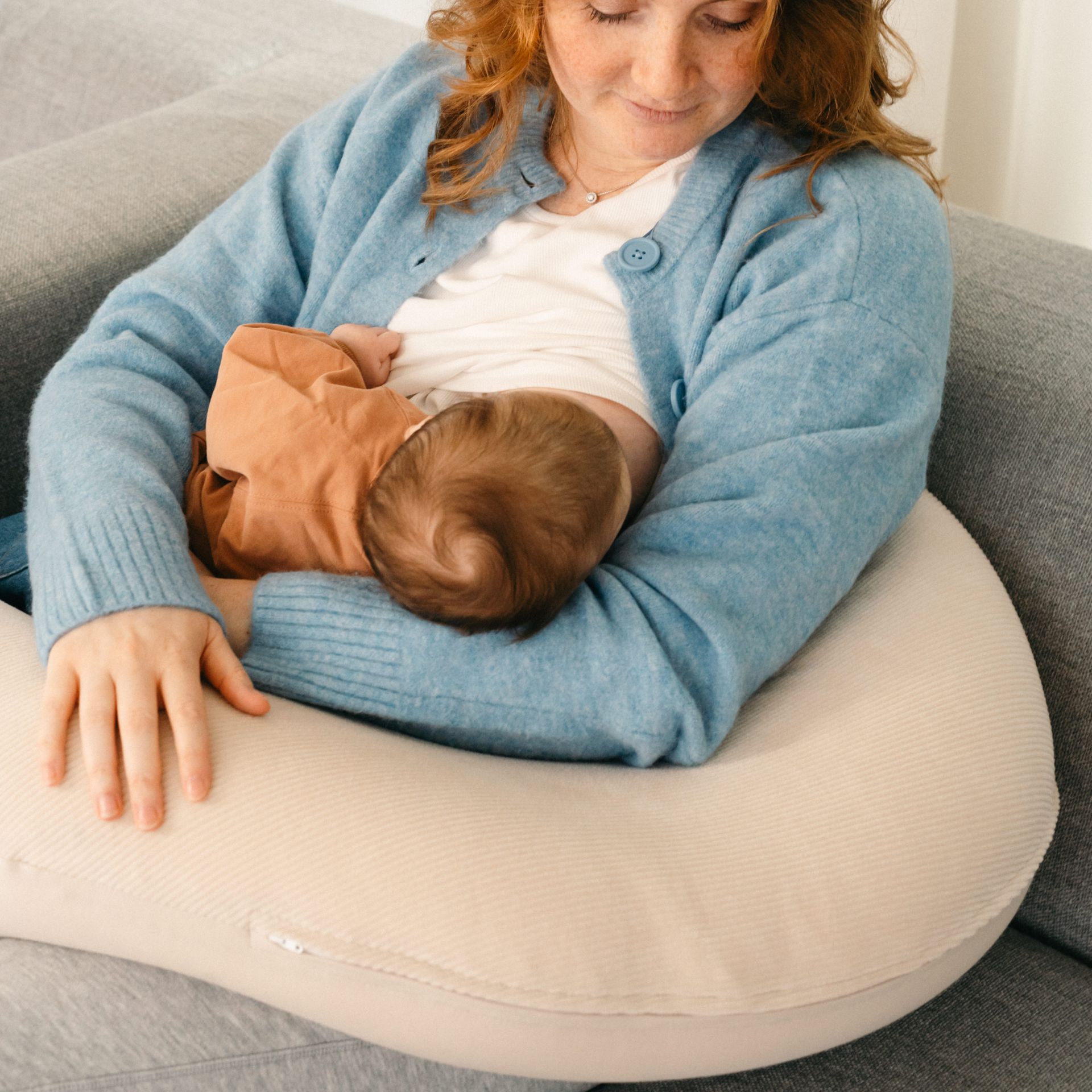 DOOMOO Buddy multifunkční kojící polštář, Corduroy Sand